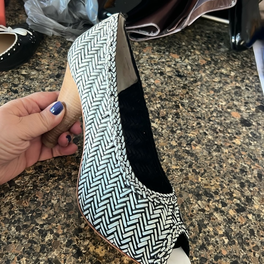 Cynthia Vincent heels like new condition!
